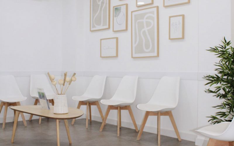 Sala dental con cuadros
