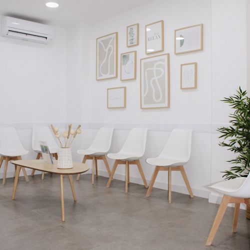 Sala dental con cuadros